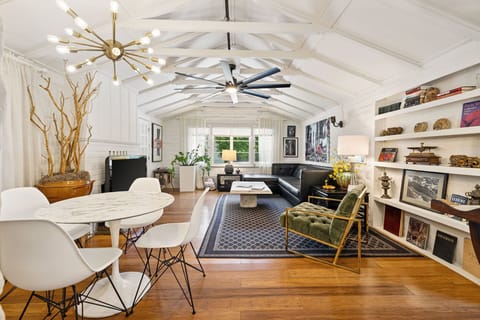 Deluxe Cottage, 1 Bedroom, Pool View | Interior