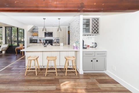 Full kitchen with large island, 3 stools & coffee station, ideal for breakfast!