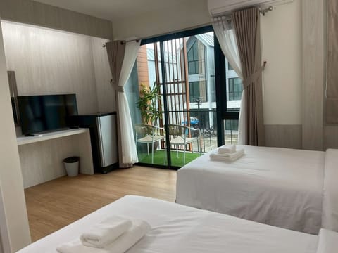 Superior Twin Room, Courtyard View | Laptop workspace, free WiFi, bed sheets