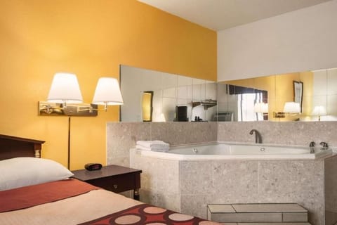 Comfort Room | Desk, iron/ironing board, free WiFi, bed sheets