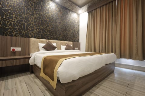 Deluxe Room | Desk, free WiFi
