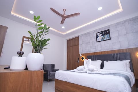 Deluxe Double Room | Iron/ironing board, free WiFi