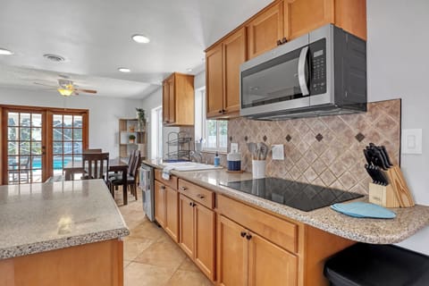 Apartment, 3 Bedrooms, Garden View | Private kitchen | Electric kettle