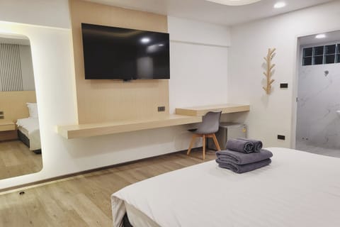 Suite Room | Desk, free WiFi, bed sheets