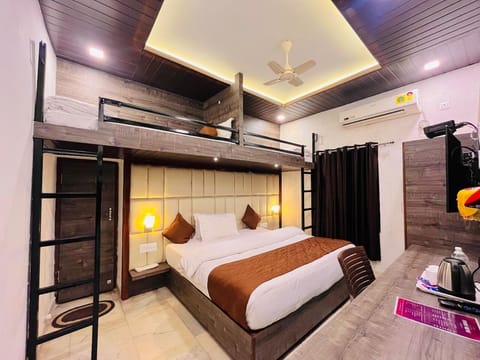 Family Room | Desk, soundproofing, free WiFi
