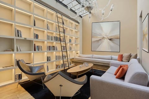 Pièce à vivre avec canapé-lit pour 2 personnes, cuisine ouverte et espace repas