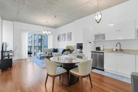 Dining area for 4 people with complete tableware.