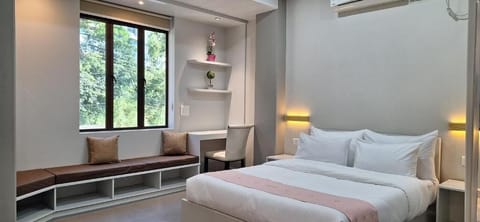 Deluxe Suite, Air conditioning | Minibar, desk, blackout drapes, iron/ironing board (on request)