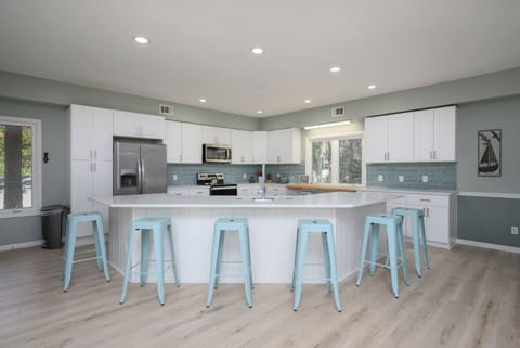 Beautiful Updated Kitchen - Buffet Seating for 8