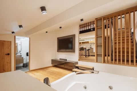 Deluxe Suite, Hot Tub | Free WiFi, bed sheets