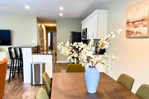 232 Mimosa stay Dining Room and Kitchen