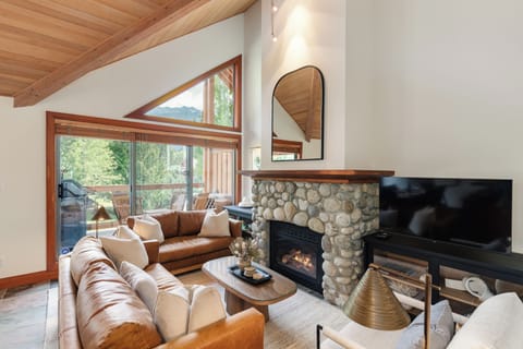 Living Room - Vaulted ceilings, gas fireplace, plenty of windows and mountain views
