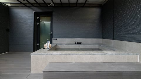 Signature2 | Premium bedding, soundproofing, WiFi (free), individually decorated