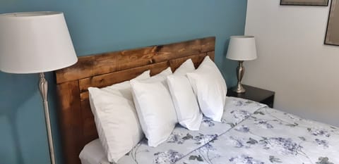 Room, 1 Queen Bed | Laptop workspace, free WiFi, bed sheets