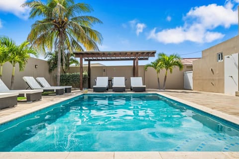 Palm Beach villa with sunny private pool and loungers