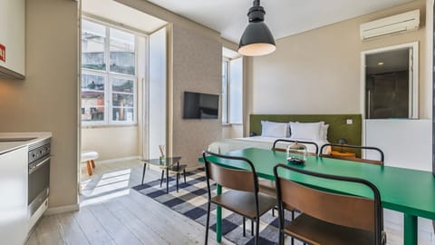 A bright and airy studio with large windows that fill the space with natural sunlight.
#modern #sunlight #comfort #portugal #pt #studio