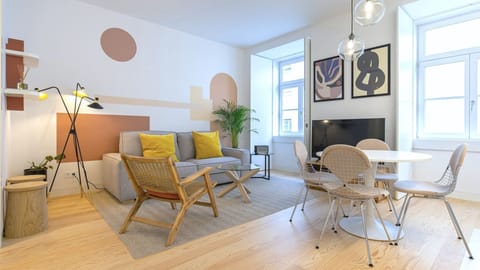 Contemporary elegance meets autumn warmth in this light-filled living space, designed for slow mornings and relaxed evenings in Lisbon.

#AndoLiving
#LisbonLiving
#InteriorDesign
#LuxuryComfort