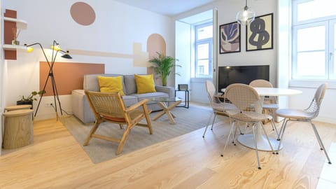 Autumn tones and natural light define this elegant living space, made for slow moments and good company.

#AndoLiving
#LisbonLiving
#InteriorDesign
#LuxuryComfort