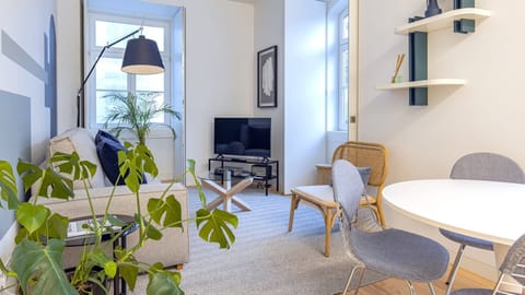Bright and inviting, with elegant décor, a comfortable sofa, and Lisbon’s sunlight — made for pure relaxation.

#andoliving #lisbon #relax #comfort