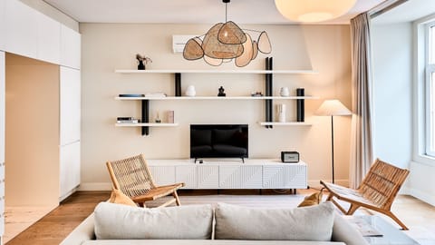 The apartment offers a SMART TV, a Bluetooth speaker, and high speed Wi-Fi.

#technology #remotework #comfort #andoliving #portugal #pt #lisbon