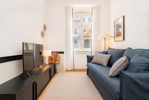 The living room has a SMART TV, a Bluetooth Speaker and high speed internet connection.
#smarttv #wifi #remotework #portugal #pt #lisbon