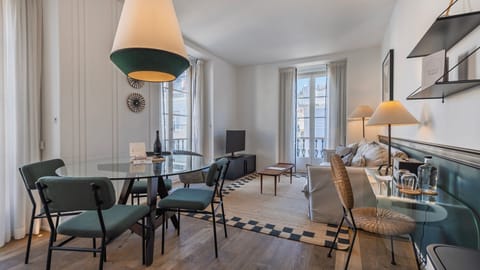 The harmonious and luxurious decoration, and elegant lighting, offer an exclusive living experience. #deluxe #decoration #stunning #andoliving #portugal #pt #lisbon