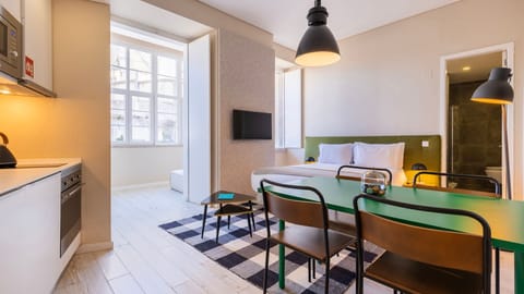 A bright and airy studio with large windows that fill the space with natural sunlight.
#modern #sunlight #comfort #portugal #pt #studio