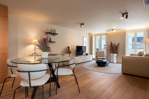 A comfortable living room filled with natural light.

#livingroom #naturallight #porto