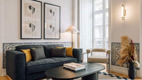 Beautifully decorated and natural lighted living room with a wonderfull city view

 #portugal #pt #lisbon #decor