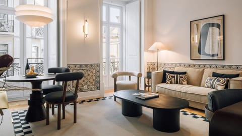 With great natural light, the living room is decorated with amazing attention to detail, having a warm and inviting atmosphere.
#design #comfort #naturallight #portugal #AndoLiving