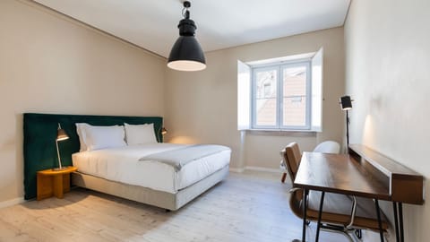 A tranquil bedroom space bathed in sunlight, complemented with a comfortable working area.
#comfort #relax #design #workingarea #remotework #portugal #pt #lisbon