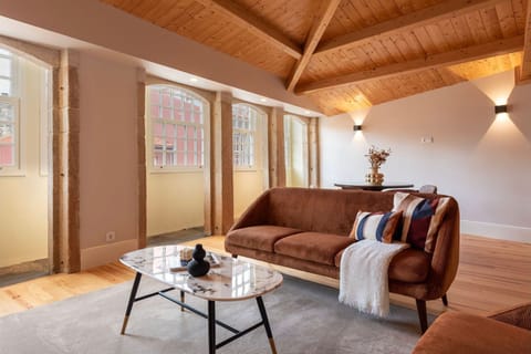 A bright living area filled with natural light, framed by expansive windows overlooking Porto’s iconic streets.

#NaturalLight #PortoViews #UrbanElegance #PremiumLiving