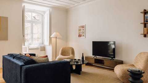 Contemporary elegance meets comfort in this bright space, perfect for relaxing and hosting. Details that truly matter.
#AndoLiving 
#InteriorDesign
#LuxuryComfort
#LisbonLiving