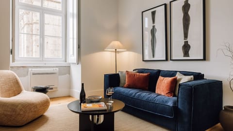 Contemporary elegance meets comfort in this bright space, perfect for relaxing and hosting. Details that truly matter.
#AndoLiving 
#InteriorDesign
#LuxuryComfort
#LisbonLiving