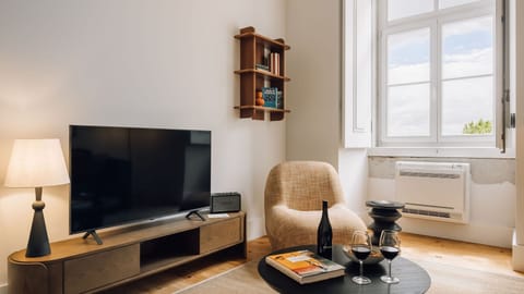 Contemporary elegance meets comfort in this bright space, perfect for relaxing and hosting. Details that truly matter.
#AndoLiving
#InteriorDesign
#LuxuryComfort
#LisbonLiving