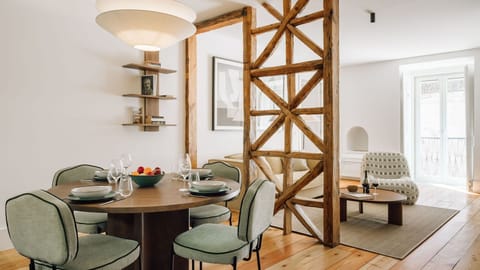 Contemporary elegance meets comfort in this bright space, perfect for relaxing and hosting. Details that truly matter.
#AndoLiving 
#InteriorDesign
#LuxuryComfort
#LisbonLiving