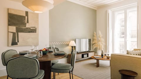 Contemporary elegance meets comfort in this bright space, perfect for relaxing and hosting. Details that truly matter.
#AndoLiving 
#InteriorDesign
#LuxuryComfort
#LisbonLiving