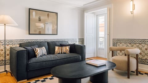 Spacious and confortable living room with access to the balcony 

#confort #pt #lisbon #portugal