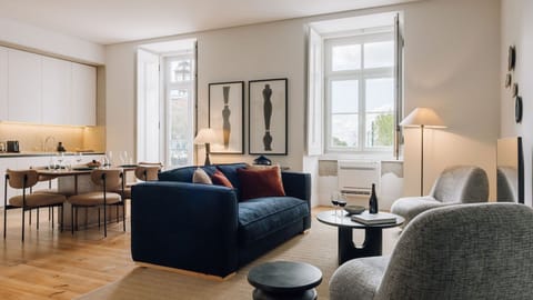 Contemporary elegance meets comfort in this bright space, perfect for relaxing and hosting. Details that truly matter.
#AndoLiving 
#InteriorDesign
#LuxuryComfort
#LisbonLiving