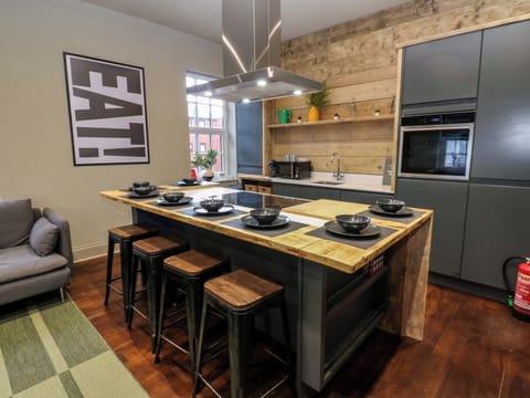 Cottage | Private kitchen | Fridge, dishwasher, cookware/dishes/utensils