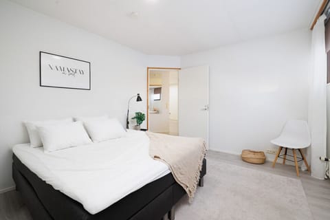 Welcome to our unique two-room apartment, which is located in Nuottasaari, just a walking distance from the pulse of Oulu city center! This 63 square meter spacious apartment, Feels Home, offers perfect setting for a group of 1–5 people – whether you are 
