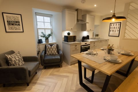 Well-equipped kitchen and dining/living area