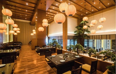 6 restaurants; breakfast, lunch, and dinner served