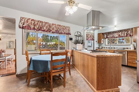 Grab a quick meal at this kitchen table for 4.