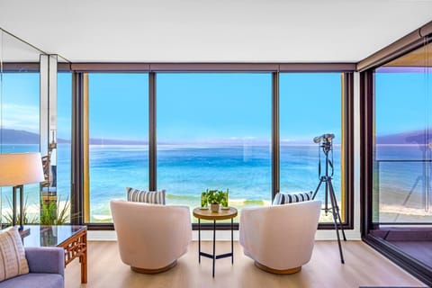 Share breakfast on the lanai table while trade winds roll in and the ocean stretches wide below. MAH-1006