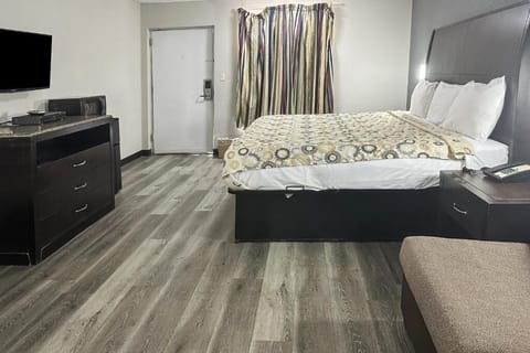 Minibar, desk, iron/ironing board, free WiFi