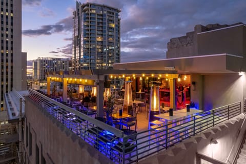 2 bars/lounges