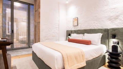 Bright designer bedroom with premium linens and soft lighting — your quiet escape in the heart of Porto. #PortoStay #BoutiqueFeel #CozyNights
