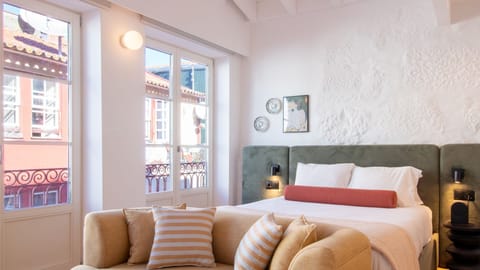 Bright designer bedroom with premium linens and soft lighting — your quiet escape in the heart of Porto. #PortoStay #BoutiqueFeel #CozyNights