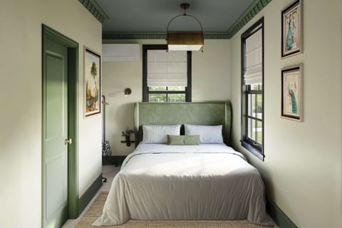 Bedroom 2: Queen bed